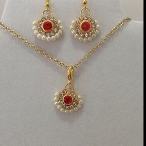 Necklace and earrings in Women